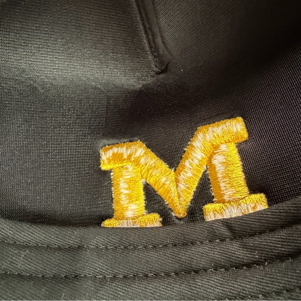 Michigan Wolverines Trucker Cap! Like NEW! - Picture 7 of 11